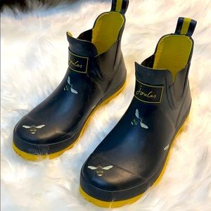 Cute rain boots for girls covered with bees